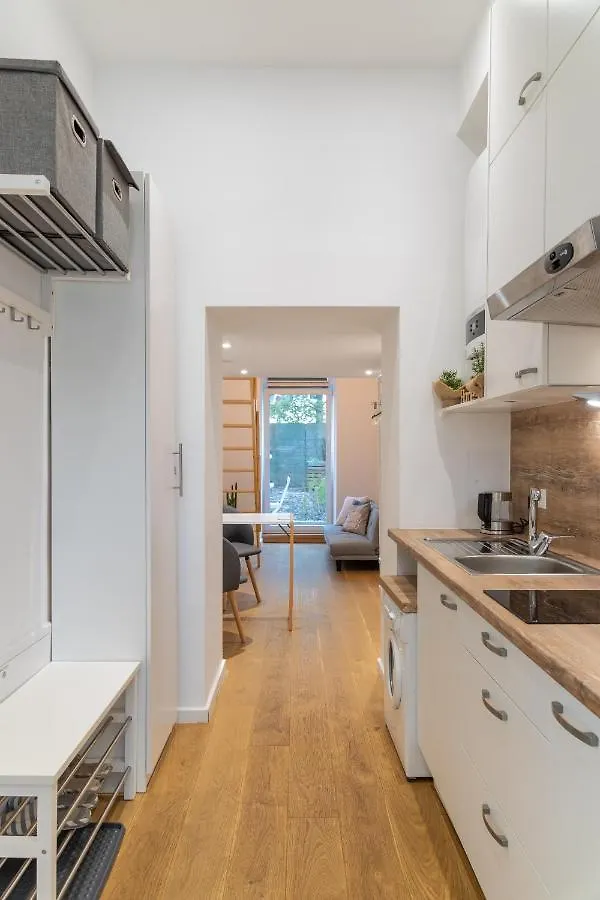Cozy Studio, Private Garden, 8 Min To City Center فيينا