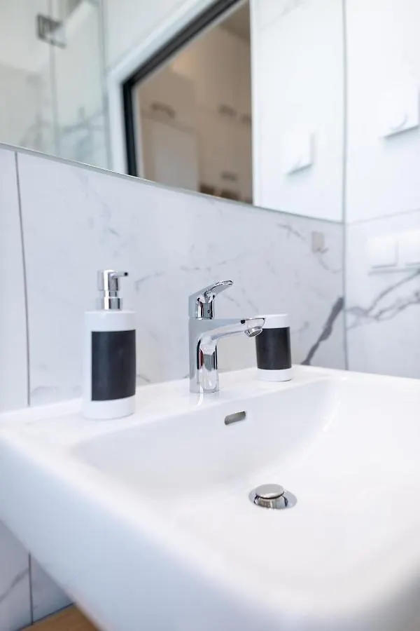 Cozy Studio, Private Garden, 8 Min To City Center فيينا شقة